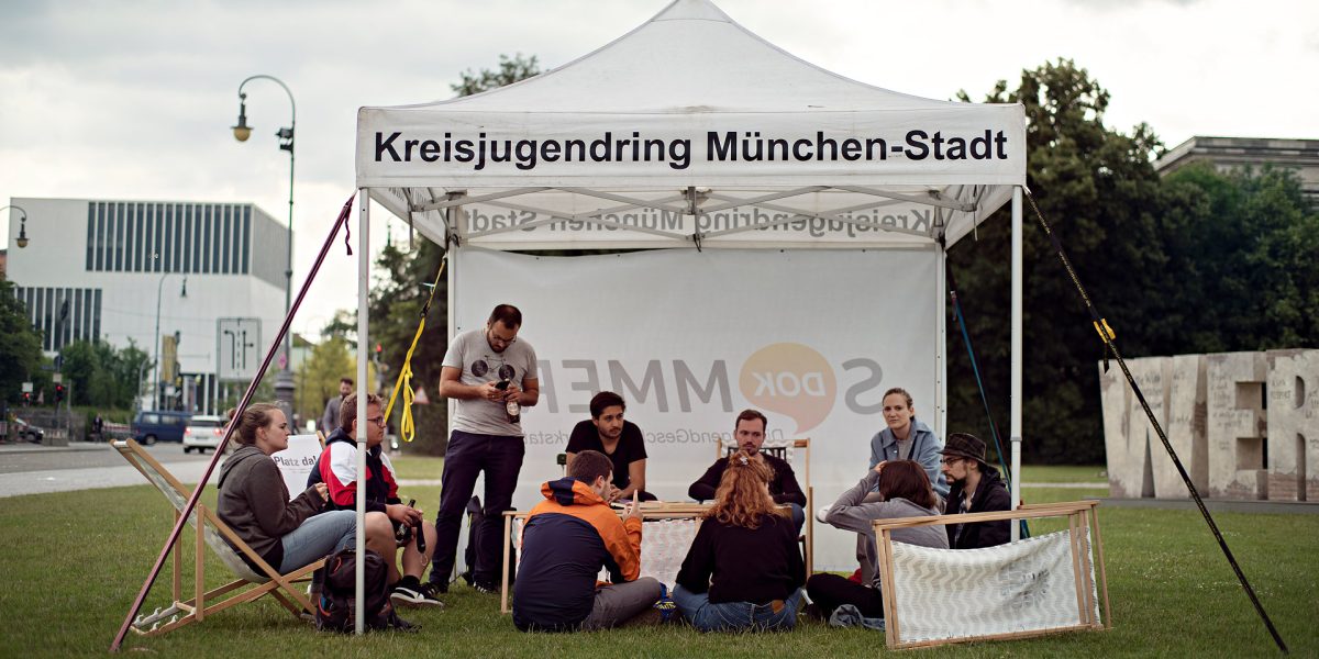 Sommer.Dok 2020 am Königsplatz.
www.kjr-m.de/sommerdok